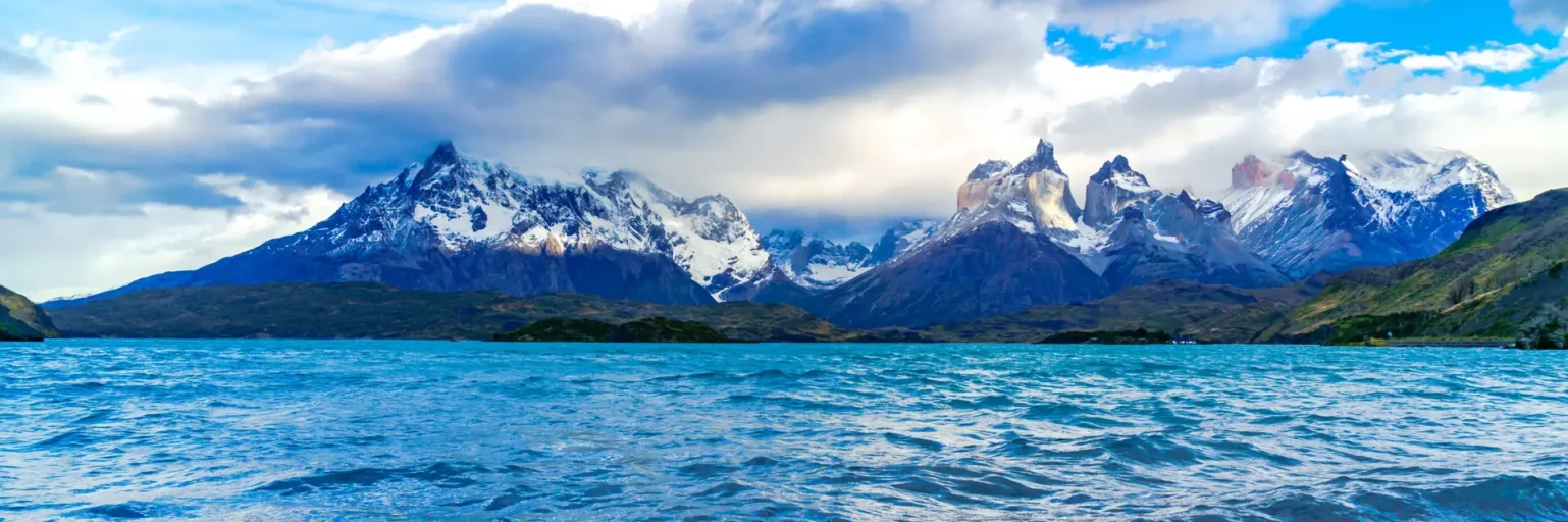Wave at Lake Pehoe and the mountain